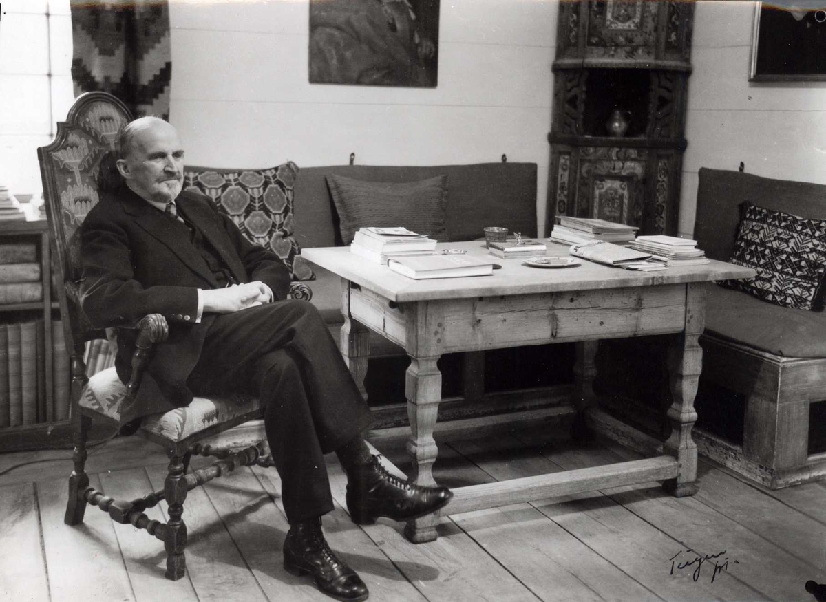 Direktør Hans Aall fotografert i sitt arbeidsværelse i Direktørboligen, januar 1945.