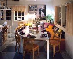 Spisebord er dekket  til ti personer. llustrasjonbilde fra B