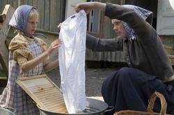 Levendegjøring på museum.Ferieskolen uke 31. Klesvask på En