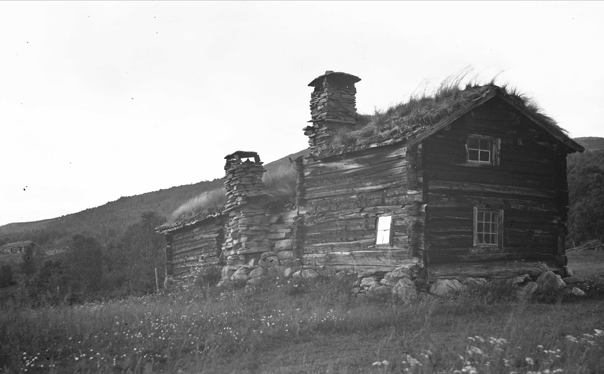 Setertun, Grøtsætra, Gjevillvatnet, Oppdal, Sør-Trøndelag.  Fotografert 1940. Fra album. 