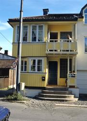 Hus på Rodeløkka, inngangspartiet med sladrebenk åpner seg m