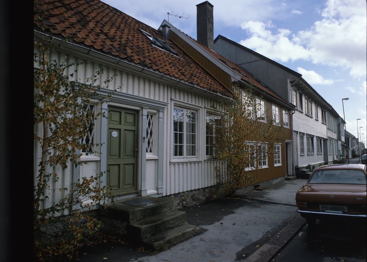Den gamle bebyggelsen i Holbergs gate, Kristiansand. Illustrasjonsbilde fra Nye Bonytt 1989.