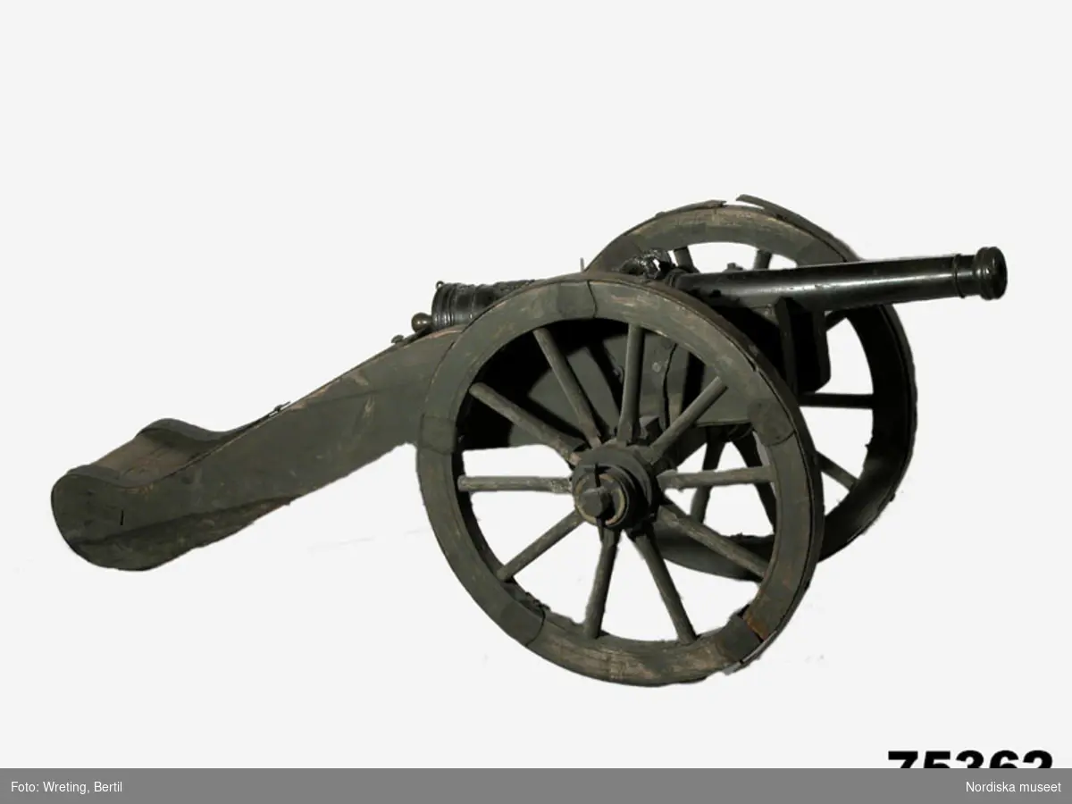 Huvudliggaren:
"Kanon. Tillhört Carl XV. Af brons, på lavett af trä, blåmålad. L. på kanonen 0,70. Ink hos handlanden  A. J. Littorin i Stockholm, jämte 75.362. 31/5 1893. Bil. 820. 1893."