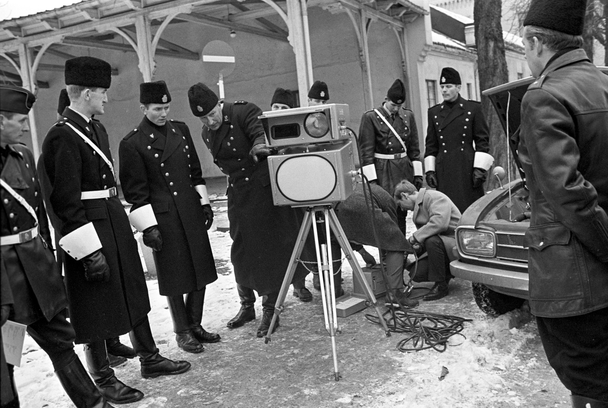 Serie med fotografier, der det første er fra en garasje på Akershus festning i Oslo. Politiet har fartskontroll på Store Ringvei, Oslo. Fotografert i februar 1969.