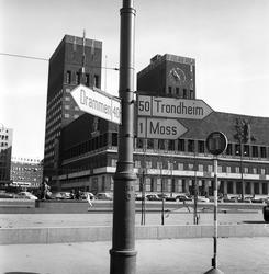 Serie. Trafikkskilt som viser utfartsveier i Oslo. Fotografe