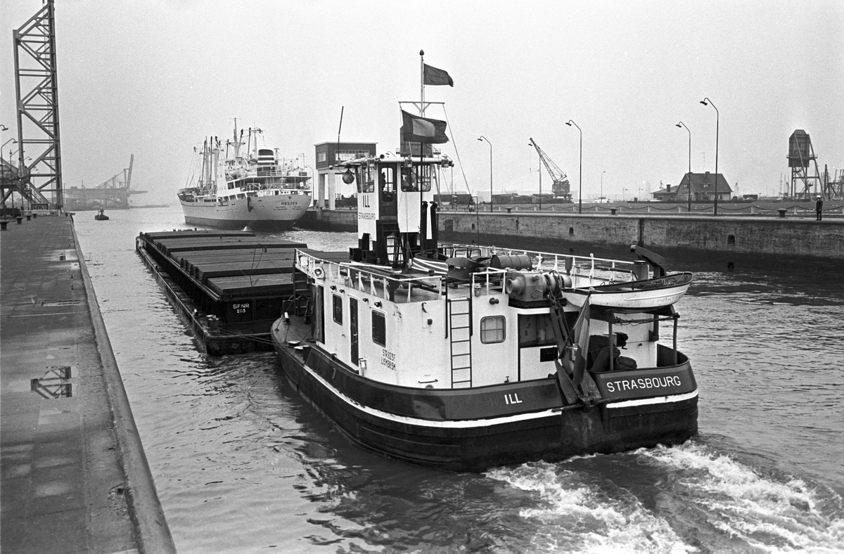 Serie. Havnekneiper, havneområde, sluser og lektere, Antwerpen, Belgia
Fotografert 1965.

