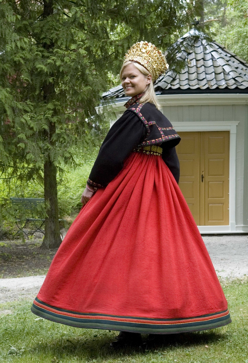 En serie bilder av kvinne i brudedrakt fra Telemark.