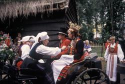 Brudefølget drar til kirken.