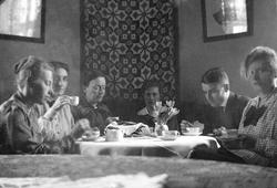 Dikka Arentz og barna Guri, Bjarne og Nanna har besøk i stor