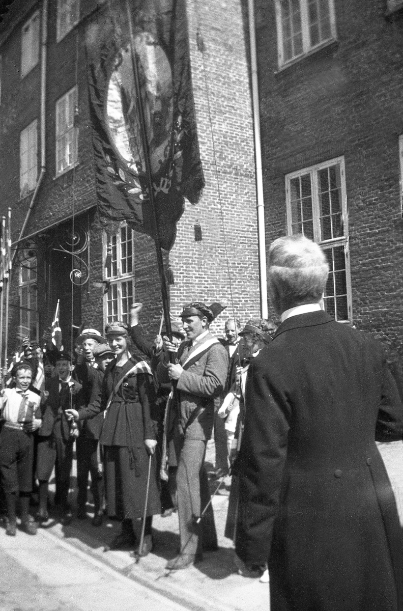 Russetoget i Trondheim i 1919. Rektor Johansen med ryggen til, Johannes Smemo, senere biskop, med fanen.