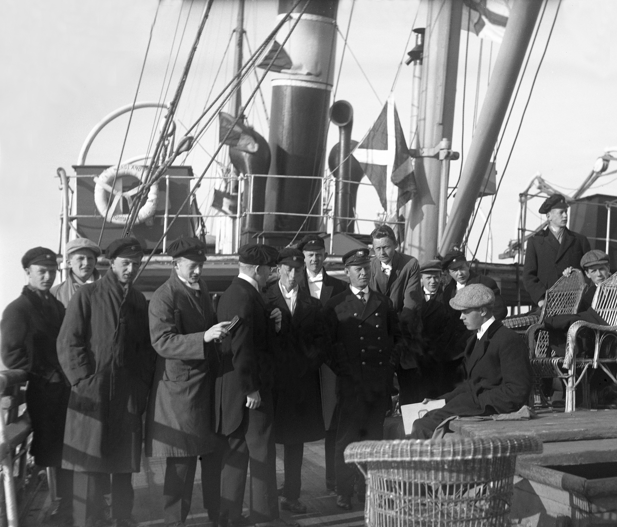 Medlemmer av Trondhjems Studentersangforening samlet på dekk under Nordlandsturnéen. Fotografert 1921.