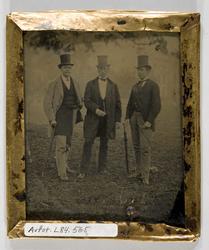 Gruppeportrett  av tre menn, ukjente. London 1870. De posere