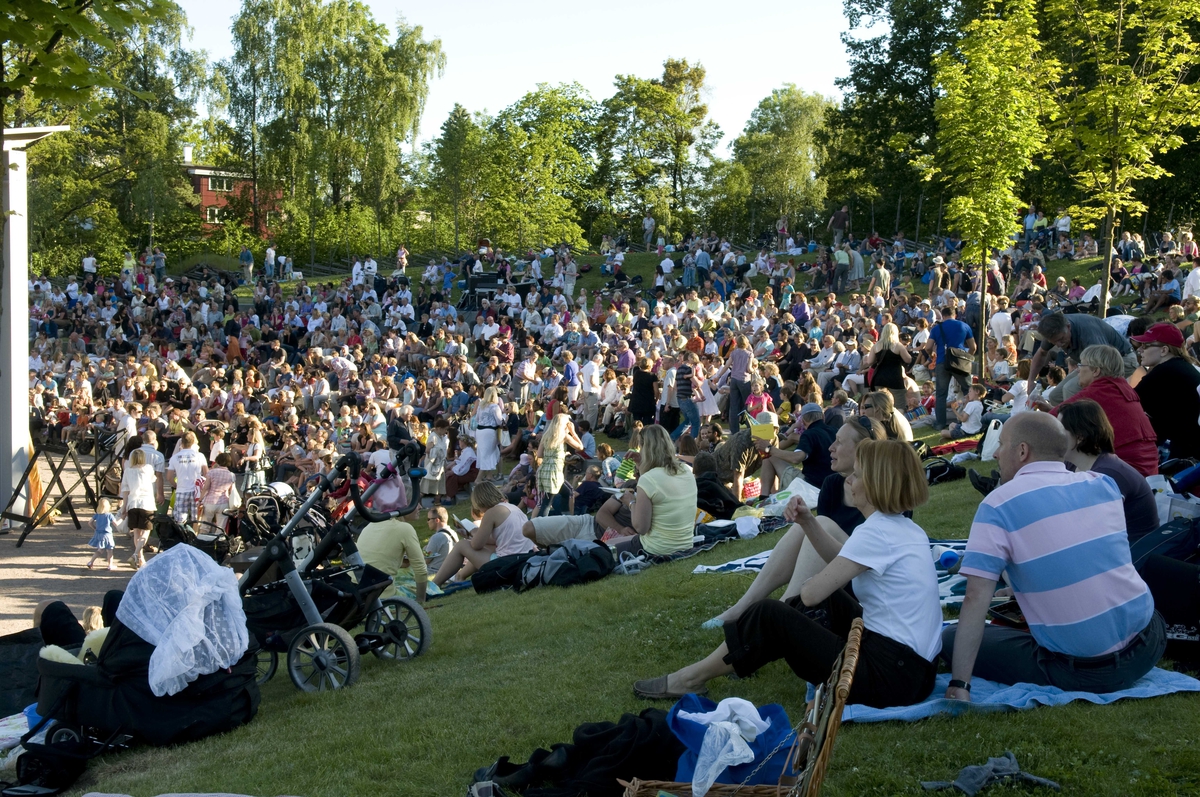 Mange mennesker på festplassen, St.Hansaften 2009.