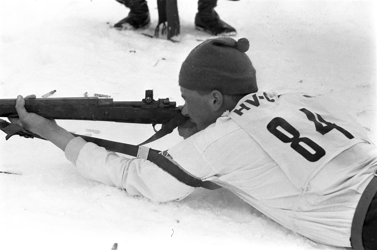 Skiskytter med startnummer 84 inn til liggende skyting. NM i skiskyting, mars 1964.