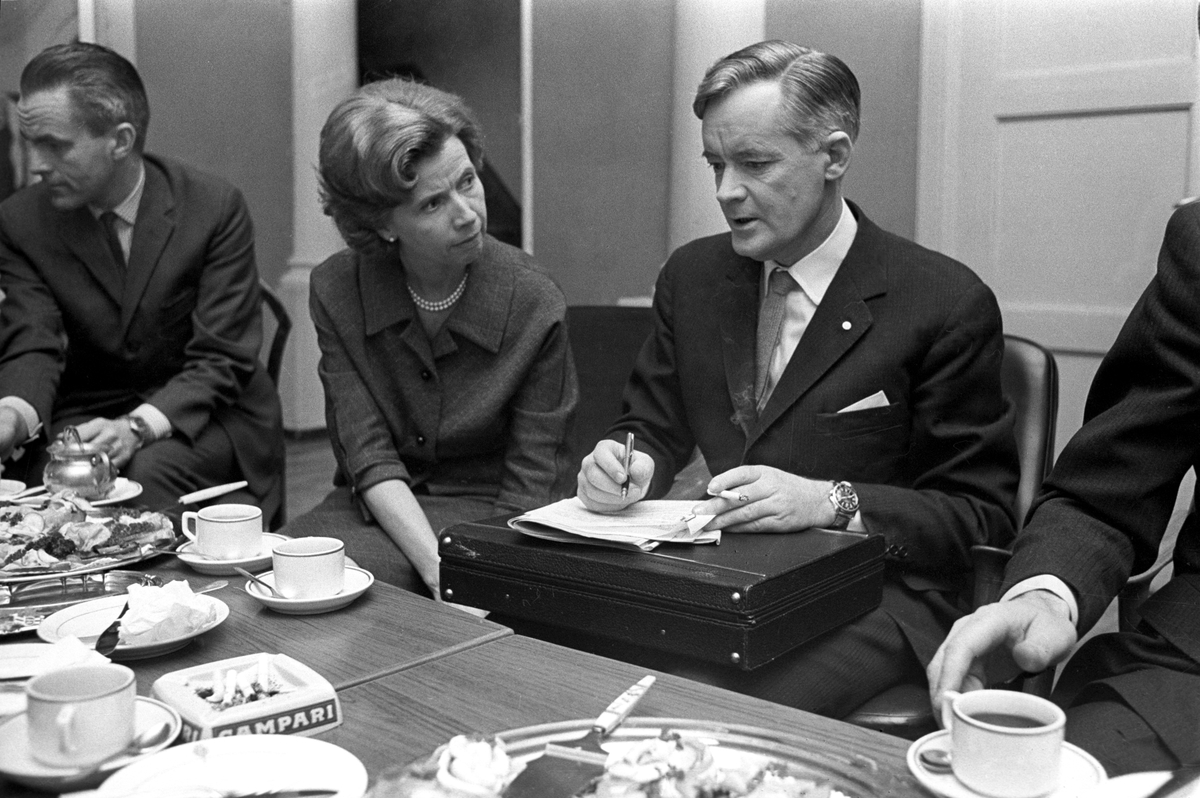 NRKs fjernsynsprogram "Åpen post" 14. november 1968, som ble spilt inn i Centralteatret. Elisabeth Schweigaard Selmer og Kjell Arnljot Wig i samtale under en pause i programmet.