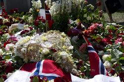 Ved Oslo domkirke. Blomster og kondolanser lagt ned i Oslo s