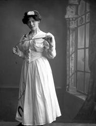 Portrett, ung kvinne i lys kjole. Frøken Starin. Med ridepis