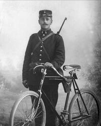 Avfotografering. Portrett, soldat i uniform med rifle og syk