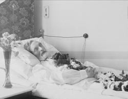 Post mortem-fotografi. Død mann i pyntet seng. Trolig på sy