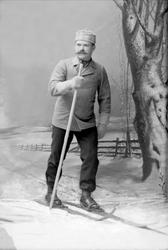 Portrett, mann på ski gjennom studio, bakteppe vinterlandska