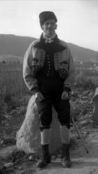 "Hiterdøl i nationaldrakt", Heddal (Hiterdal).