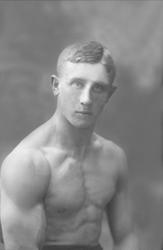 Portrett, bryter i bar overkropp. Herbrand Lofthus. Idrætsfo