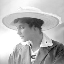 Portrett, ung kvinne med hatt på hodet. Frøken Vollodska.