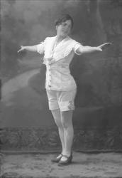 Portrett, kvinne i hvite kortbukser. Violet Jesset.