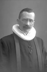 Portrett, prest i drakt. Pastor Lund, Ålesund.