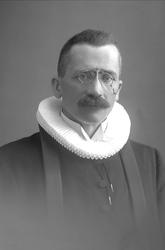 Portrett, prest i drakt. Pastor Lund, Ålesund.