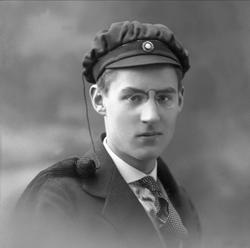 Portrett, mann med studentlue. Student Carsten Heli.