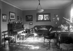 Interiør. Stue med piano.  Fotograf: Neupert, Oslo.