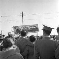 1. mai feiring, Oslo 1956. Demonstrasjonstog, bannere med po