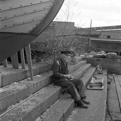 Oslo havn. Mann ved trebåt. 07.05.1956.