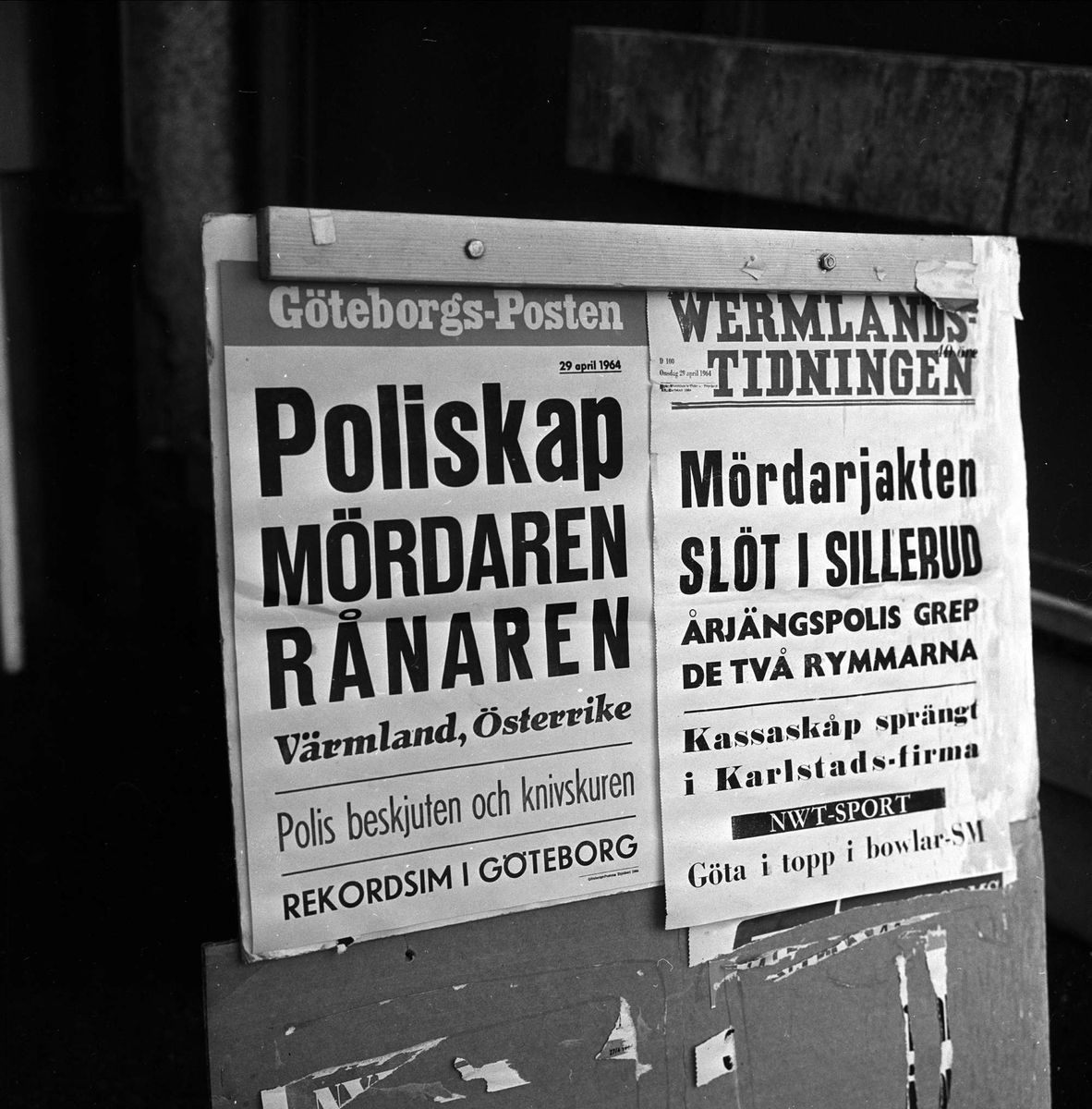 Årjäng politistasjon, Sverige. Avisoppslag om morderjakt på vegg, Sverige april 1964.