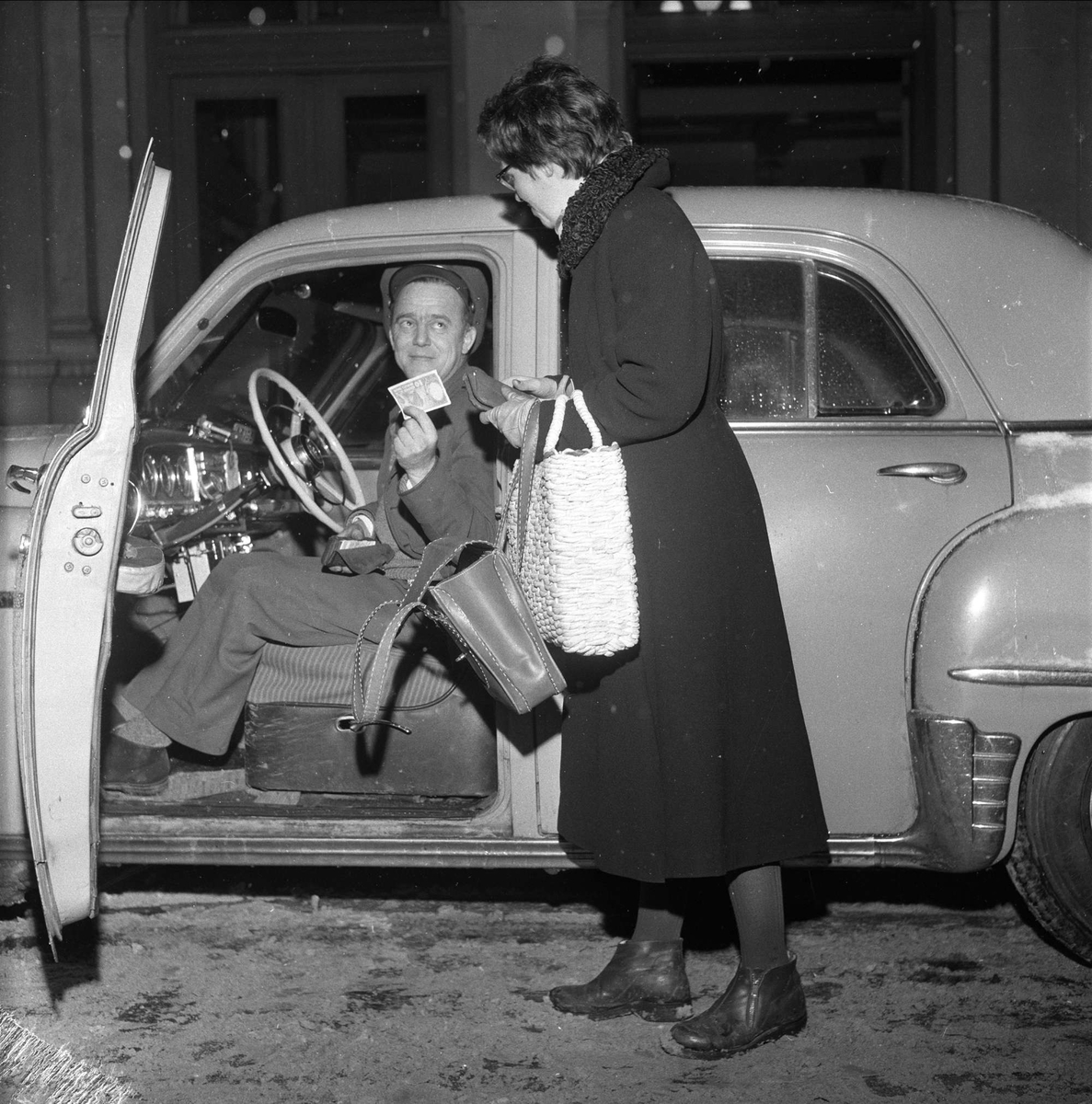 Bilene står i kø, dame tar beina fatt, Oslo, 20.12.1958.