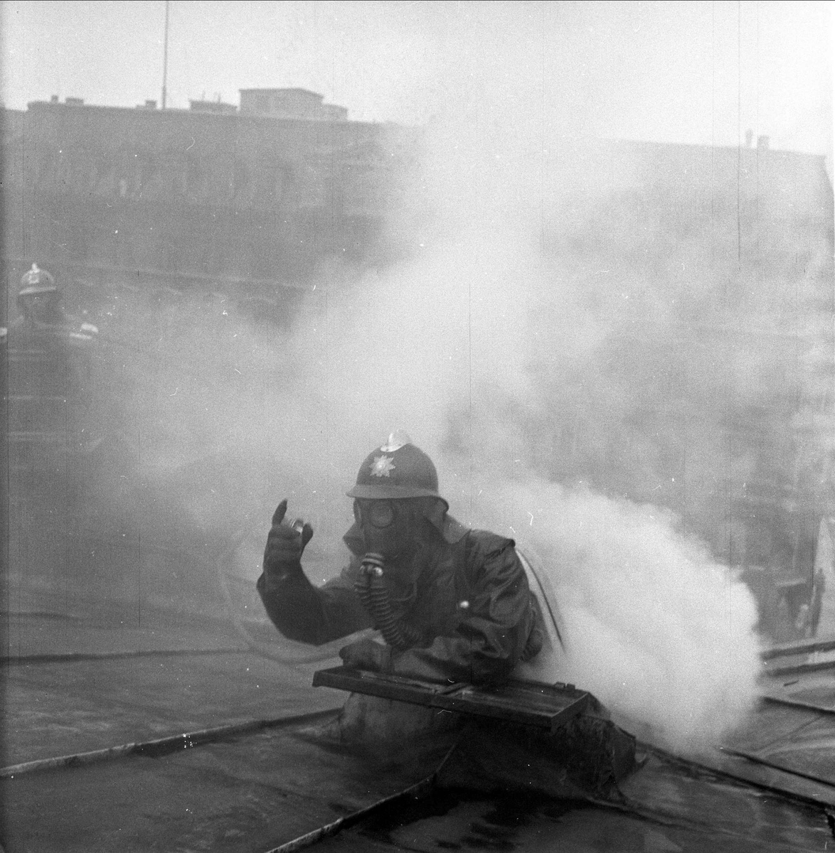Brann i Stortinget, Oslo 09.04.1956. Brannmenn.