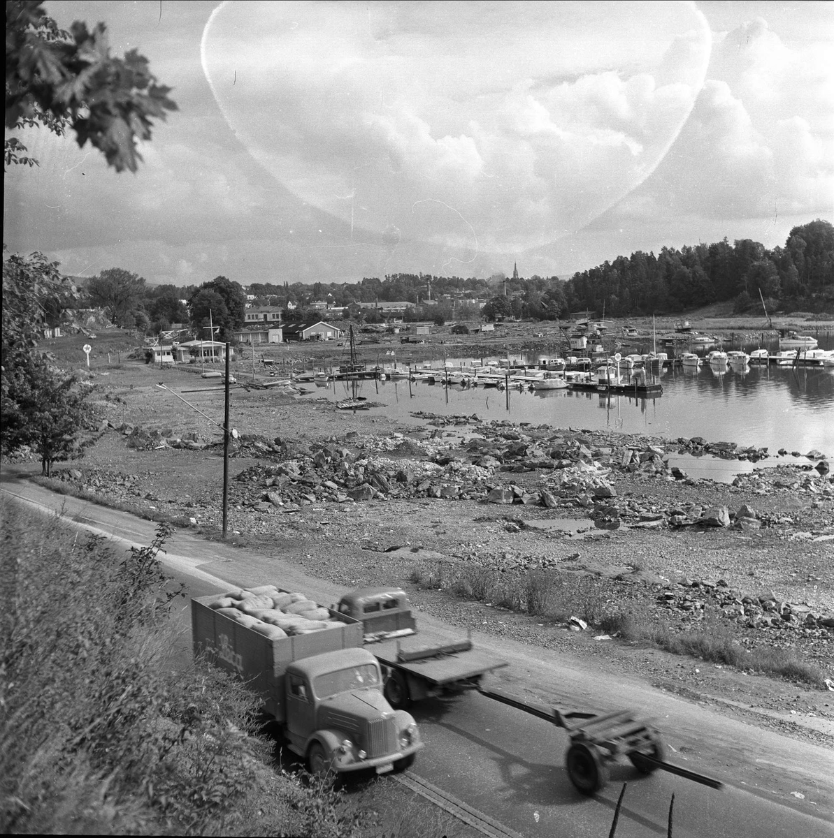 Sjølyst, Oslo, 03.09.1957. Veien og landskap med småbåthavn.