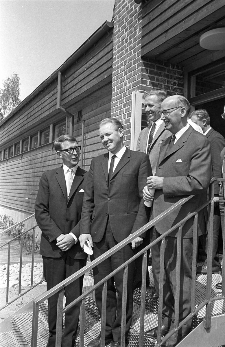 Kongsvinger 22.02.1967. Gruppe menn i en trapp foran en bygning. Ytterst til venstre står Norvald Strand - daværende ordfører i Kongsvinger kommune. Bildet er antakelig tatt i forbindelse med SIVA-utbyggingen.