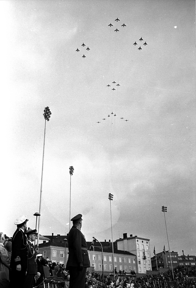 8.mai feiring 1965, 20-års jubileum.
Fra Oslo, 08.05.1965. Formasjonsflygning over Bislett stadion.