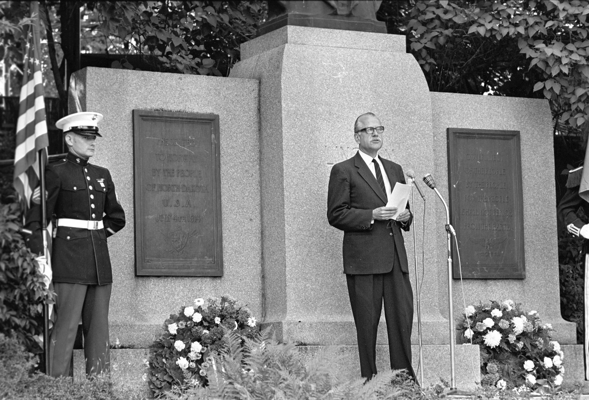 Fra Oslo 04.07 Det holdes tale etter kransenedleggelsen ved Lincoln monumentet i Frognerparken.