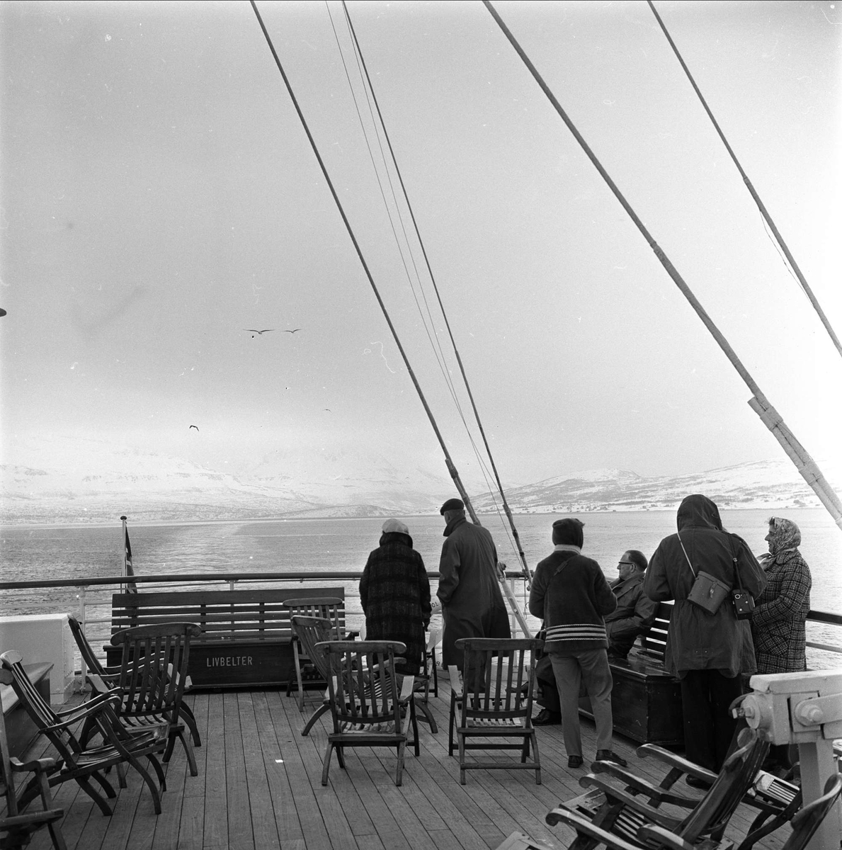 Nord-Norge, april 1963. Fra Hurtigruta, passasjerer på dekk.