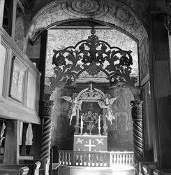 Vågå kirke, Oppland, juli 1957. Interiør sett mot altertavla
