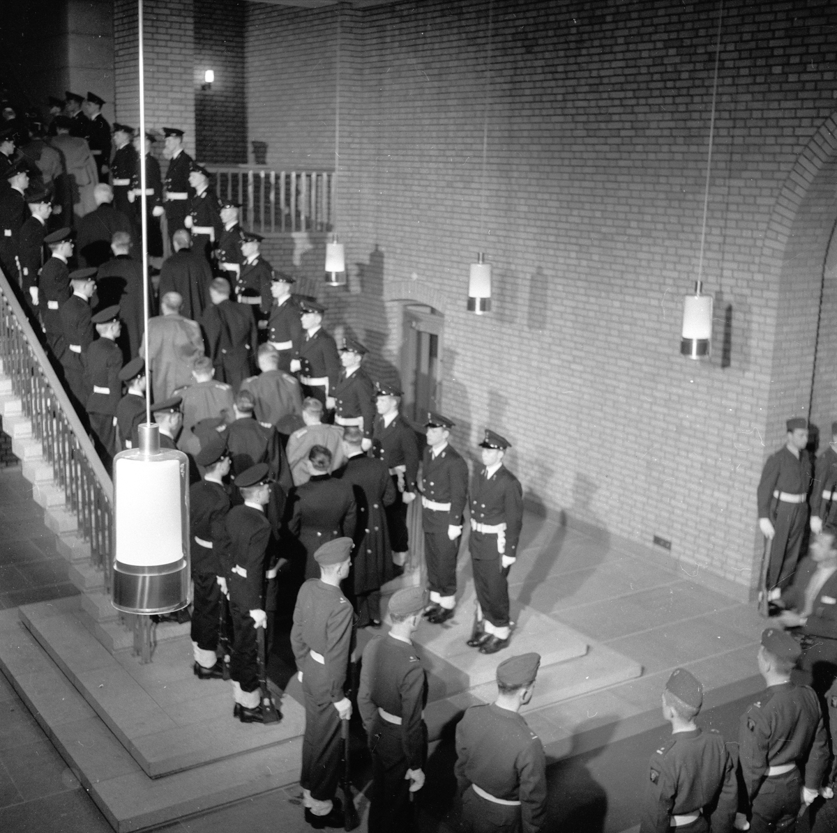 Karl Johans gate 22, Oslo, januar 1959. Kongen åpner Stortinget.