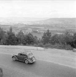 Drammensveien, 21.08.1958. Landskap med vei og bil (muligens