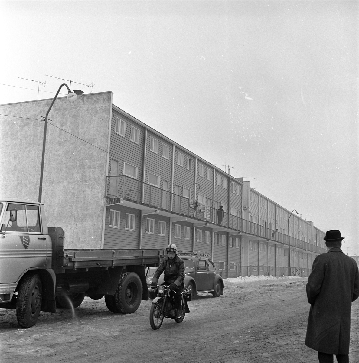 Boligblokker med biler, motorsyklist og fotgjenger på Veitvet i Oslo i 1965.