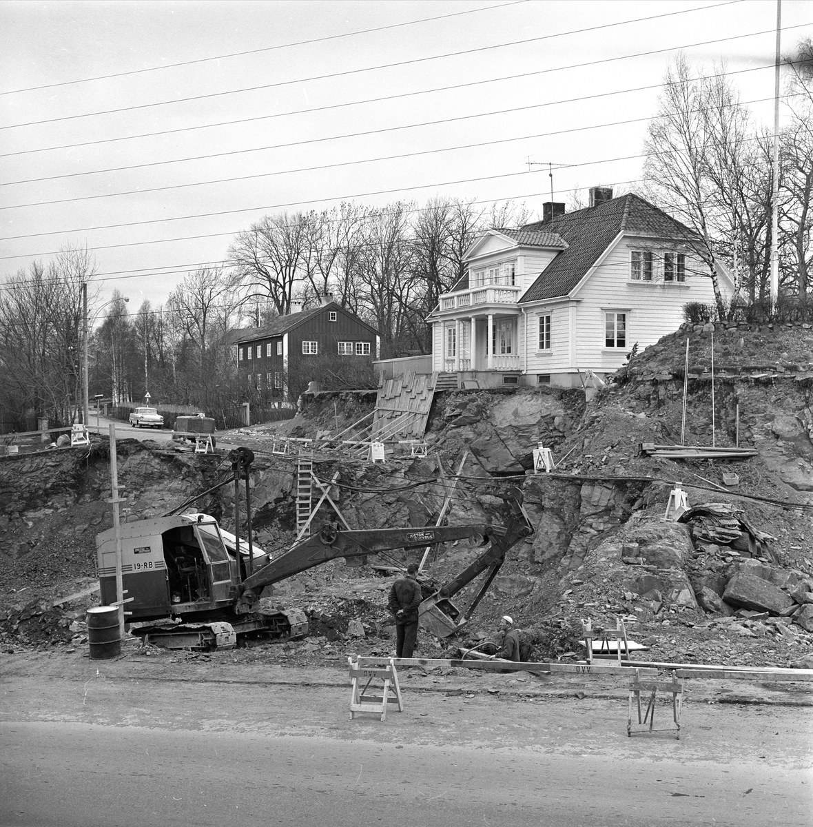 Ullernchaussèen, Oslo, 08.11.1958. Veiarbeide, boliger i bakgrunnen.