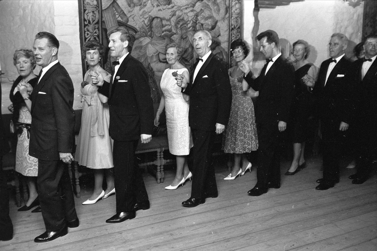Oslo, 19.06.1965, Stortinget, avslutnings fest på Akershus slott, stortingsrepresentanter i festsalen, polonese, Per Borten til høyre i bildet.
