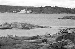 Lyngør, september 1962, bebyggelse i bakgrunnen, båter langs