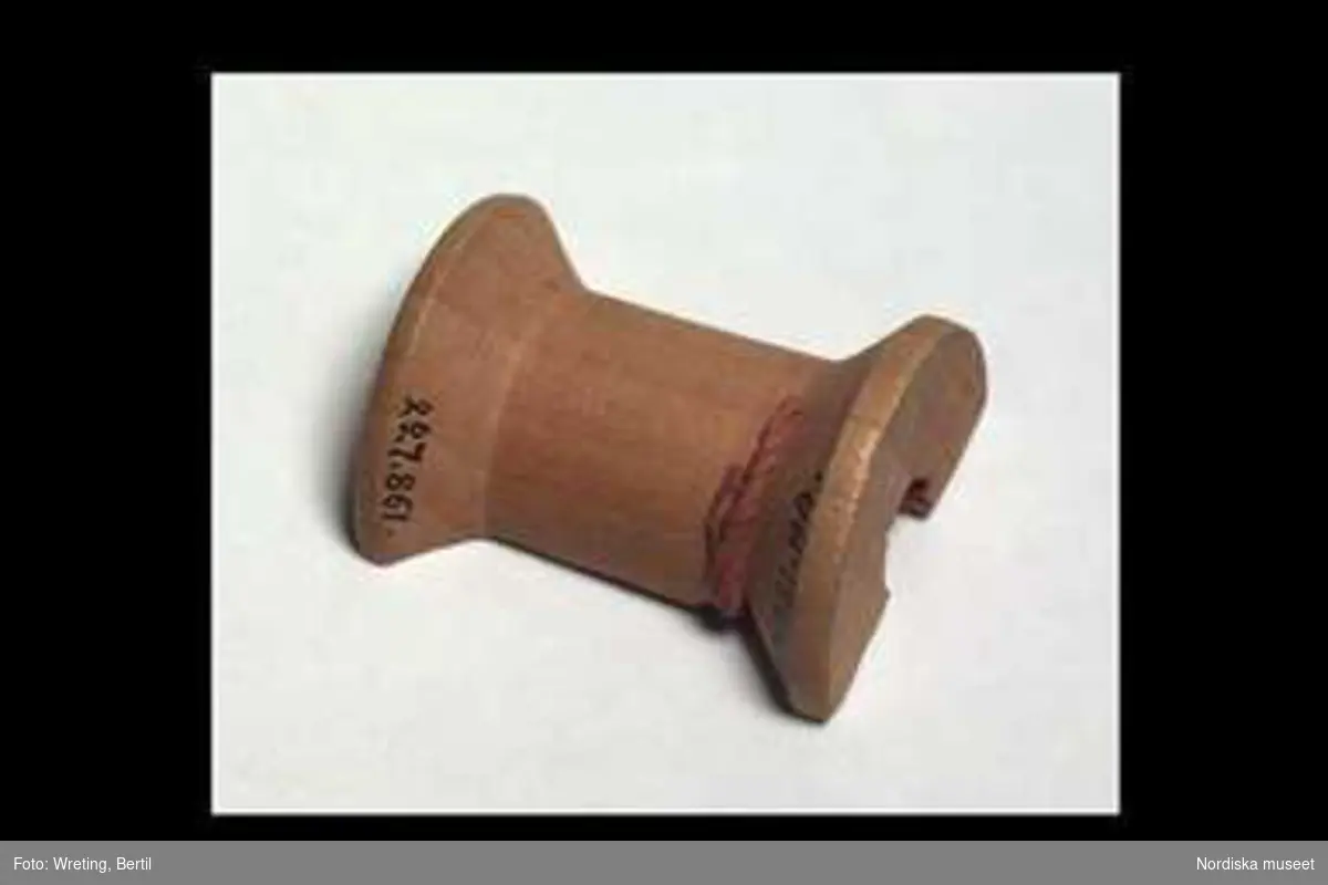 Huvudliggaren:
"Hoppa, 'loppa', leksak, gjord av en på längden halverad rulle, en tändsticka och en gummisnodd.
Pristävling."Inventering Sesam 1996-1999:
L 3,5   B 3 (cm)
Hoppa, leksak, "loppa", hoppare tillverkad av en på längden halverad trådrulle, en tändsticka (tändstickan saknas vid inv. 1998) och en gummisnodd (trasig). 
"Pristävling"
Hoppare är samlingsnamnet, enl. Gustaf Ränk i Fataburen 1958, för "olika slags smådjur, såsom grodor och möss, industrimässigt tillverkade av bleck, plast eller dylikt" - inom denna grupp inräknar han även beckloppa (hoppa), julbock resp. nyårsbock.
Se "Fataburen" 1958, s. 158-174.
Jmf inv. nr. 247.944.
AS 1984
Charlotta Dobson Hoffman feb 1998